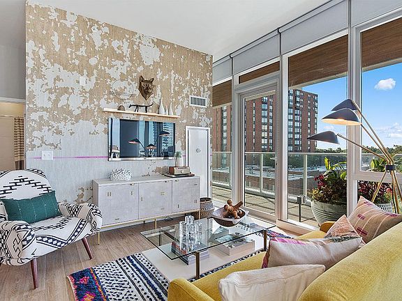 3rd image of 1000 Lake St #614