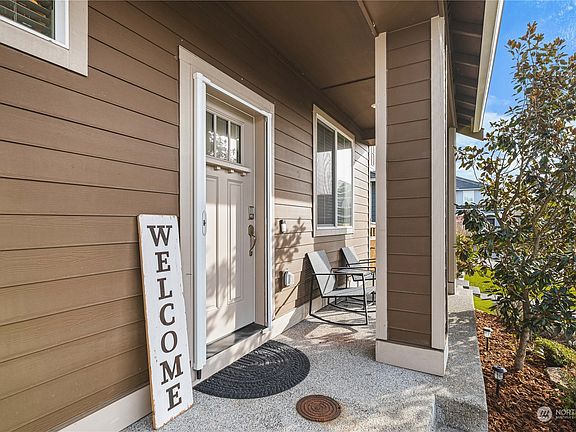 5th image of 3410 Hera Street NE