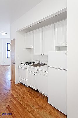 4th image of 216 E 83rd St #5RE