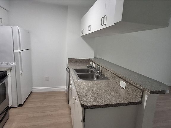 4th image of 440 S Park Rd APT 206