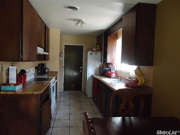 4th image of 290 Rosewood Dr