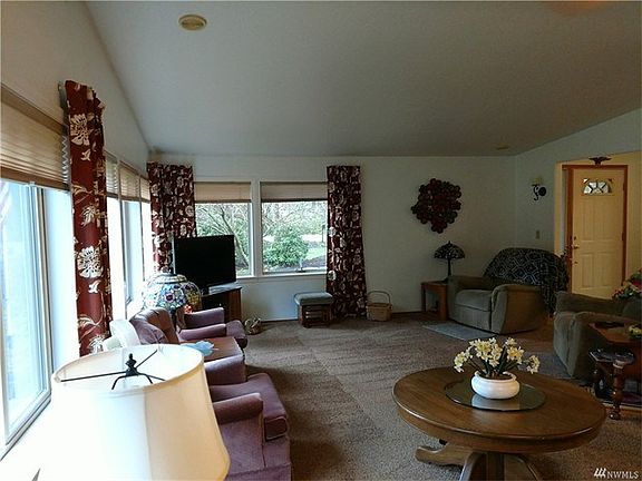 Looking from the corner of the dining room to the front door...so much space!