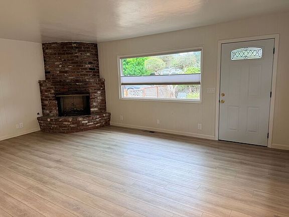 4th image of 912 Maple St