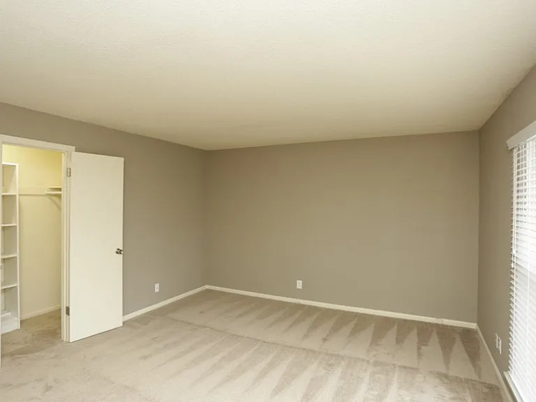 Kendallwood Apartments — Photo 17