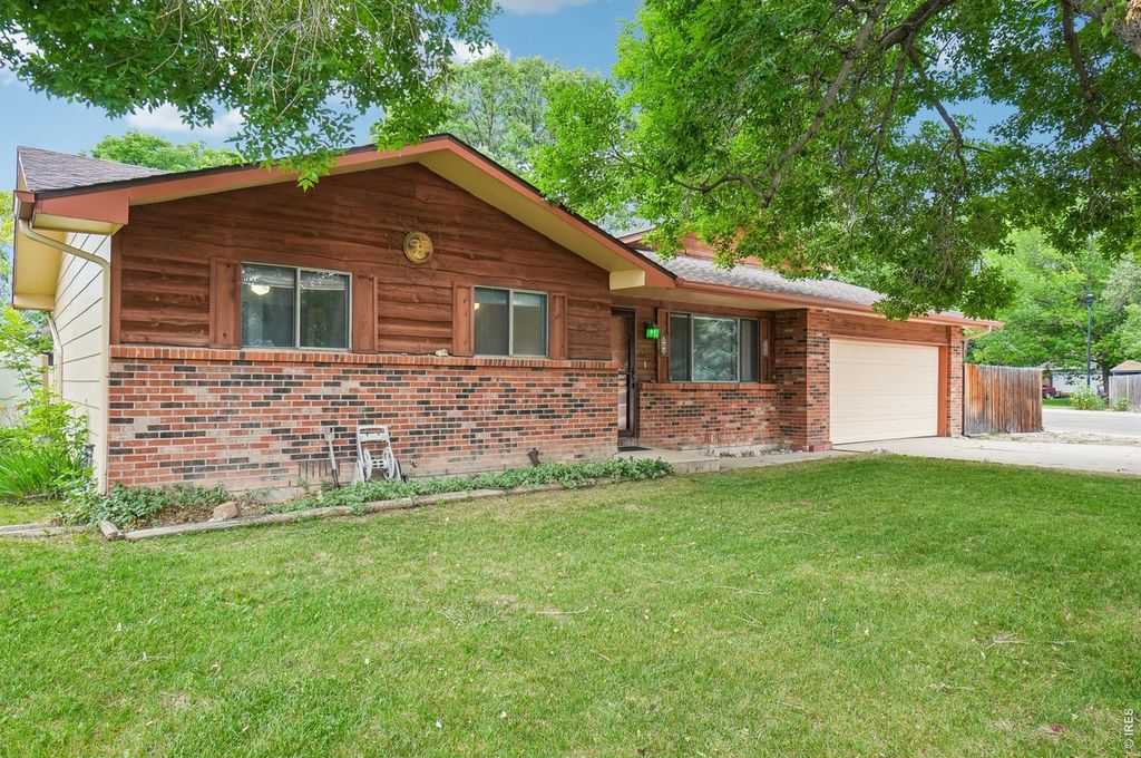 3248 Camelot Dr