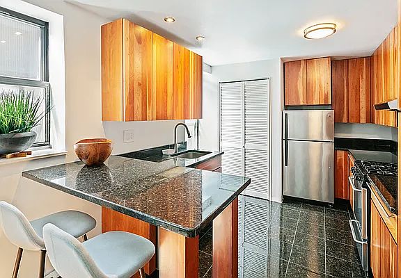 2nd image of 4 W 109th St APT 6G