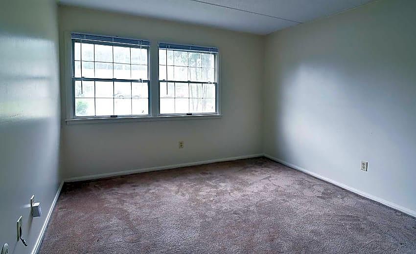2nd image of 22500 Colonial Manor Rd