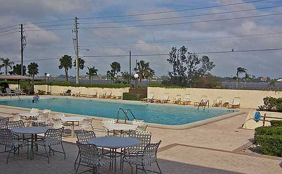 3rd image of 11 SE Saint Lucie Blvd