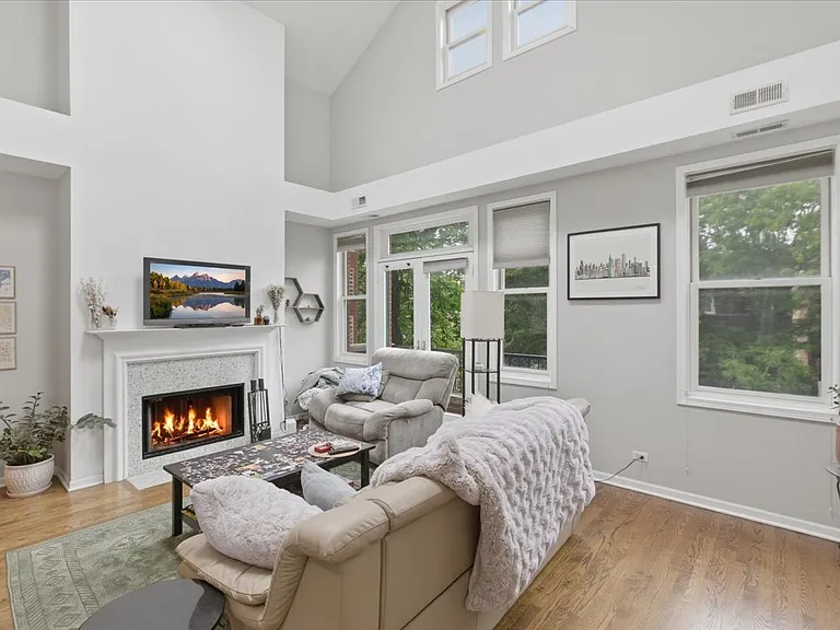 1038 N Marshfield Ave #3 — Photo 3