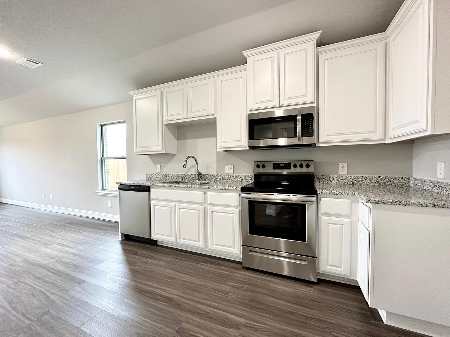 3 bed, 1269 sqft, $1,725 — Photo 4