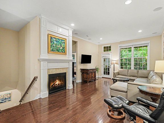 4th image of 957 Woodsedge Dr