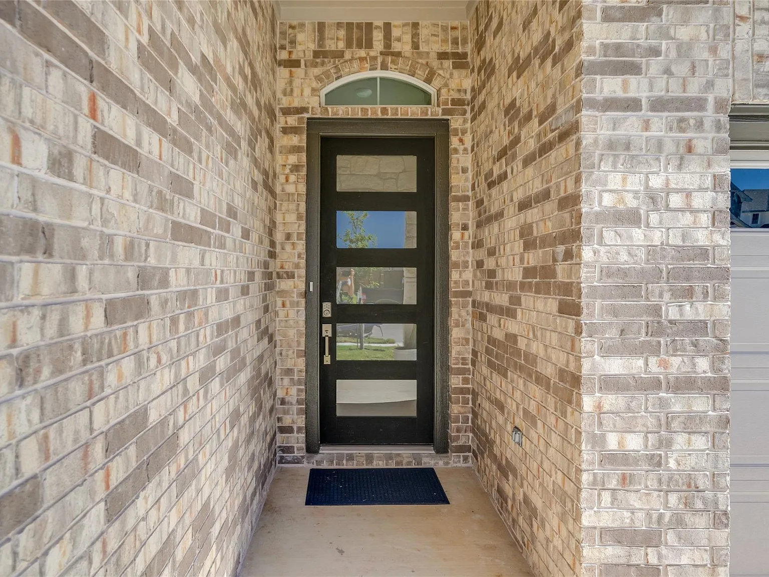3 bed, 2.0 bath, 1971 sqft, $2,200 — Photo 2