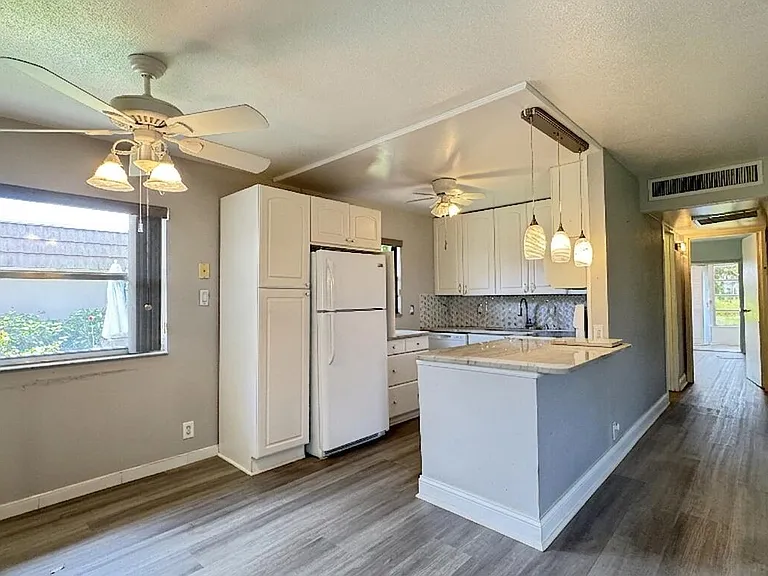220 Seville Ct #J — Photo 4