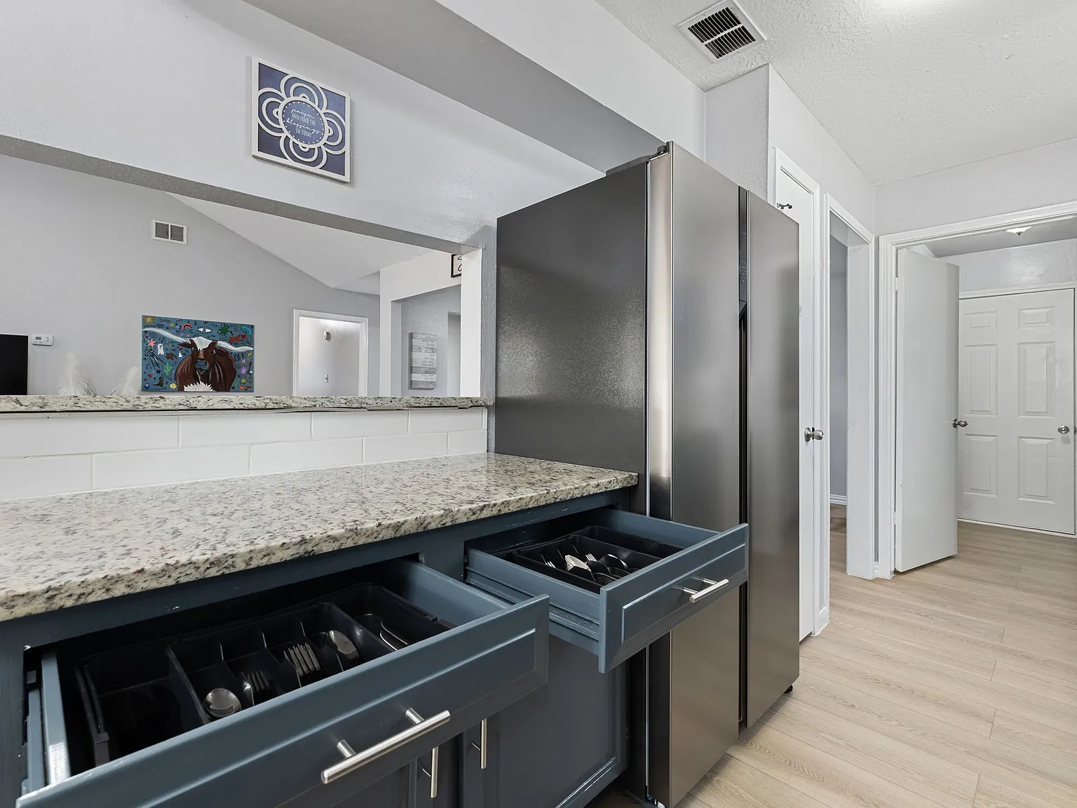 3 bed, 1576 sqft, $4,490 — Photo 3