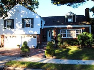 5 Stonewell Rd, Rockville Centre, NY 11570