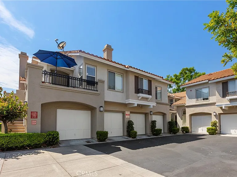 230 California Ct — Photo 1