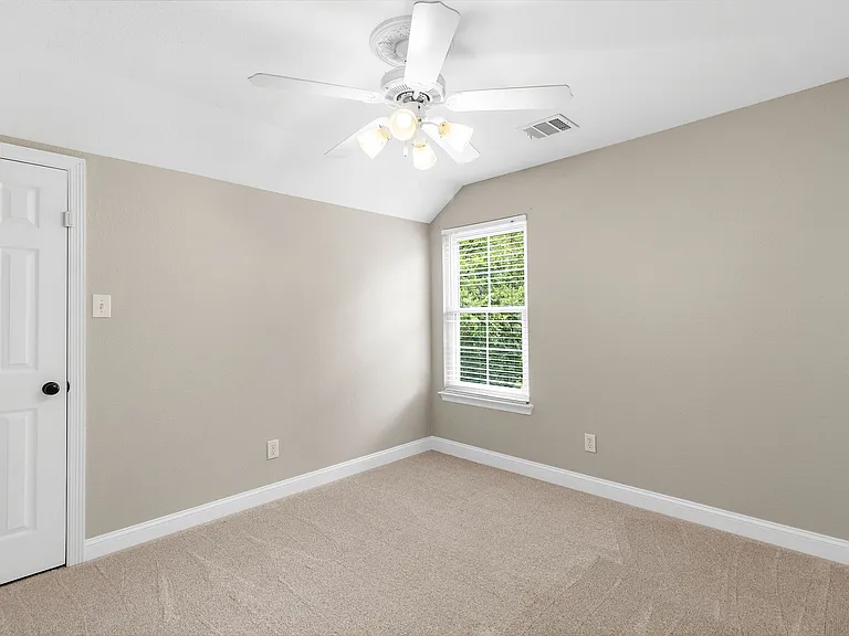 202 Stone Hollow Ct — Photo 31