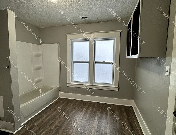 1635 Holmes St — Photo 8