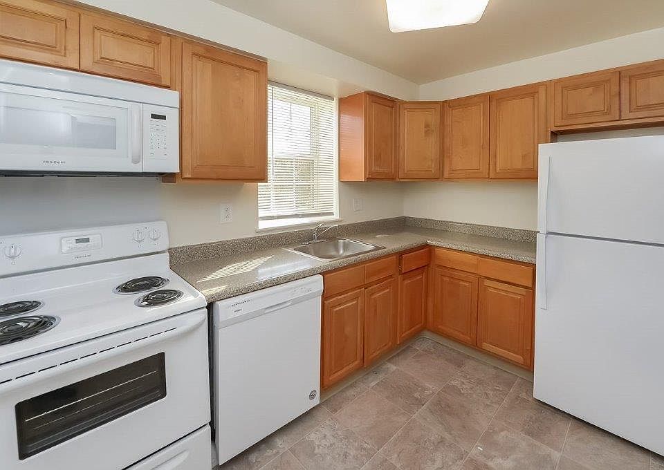 1st image of 915 Cedartree Ln #901-11