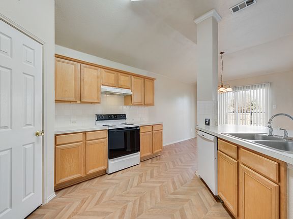 5th image of 664 Crystal Brook Dr