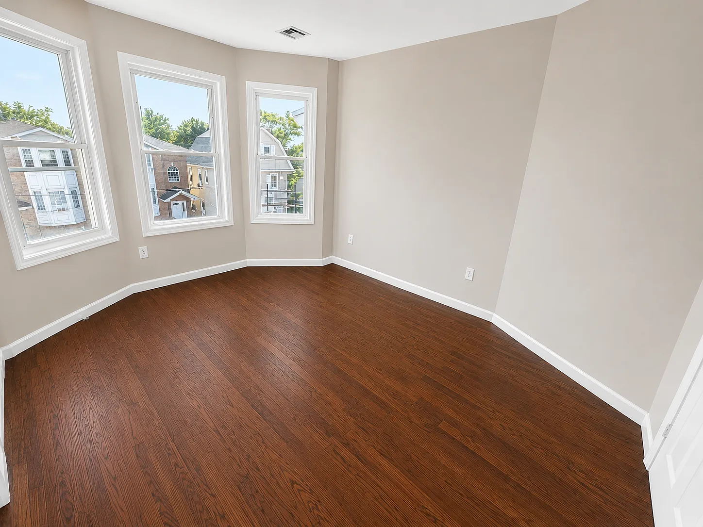 3 bed, 1200 sqft, $2,045 — Photo 4