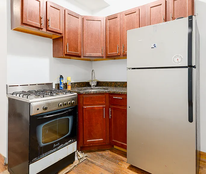 1505 Gates Ave #1B — Photo 2