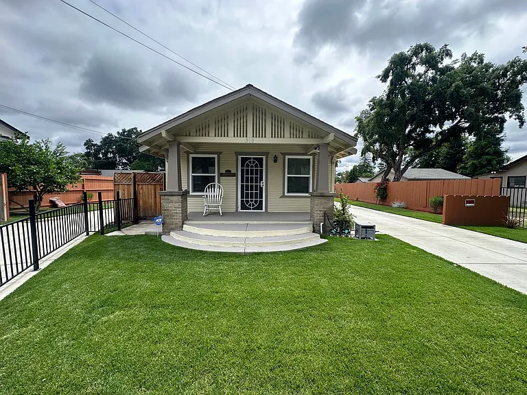 210 Las Flores Ave — Photo 1