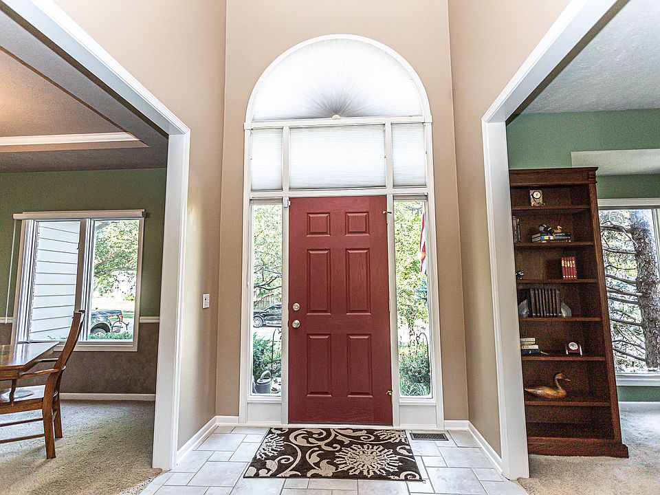 Two-story entryway 