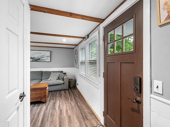 4th image of 83 Lakeshore Dr