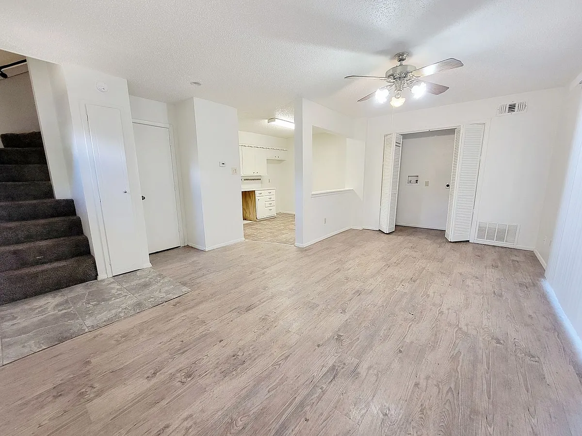 Photo 2 of 23 - 5433 40th St - Lubbock, TX Building Photo - 5433 40th St