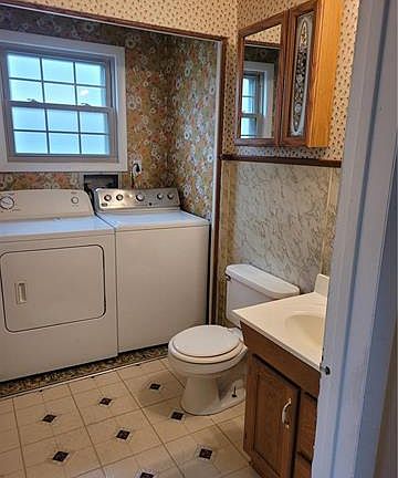 5th image of 830 Poplar St