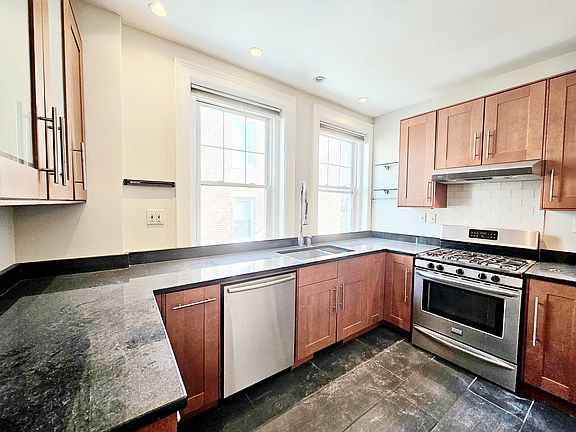 4th image of 79 Thatcher St #9