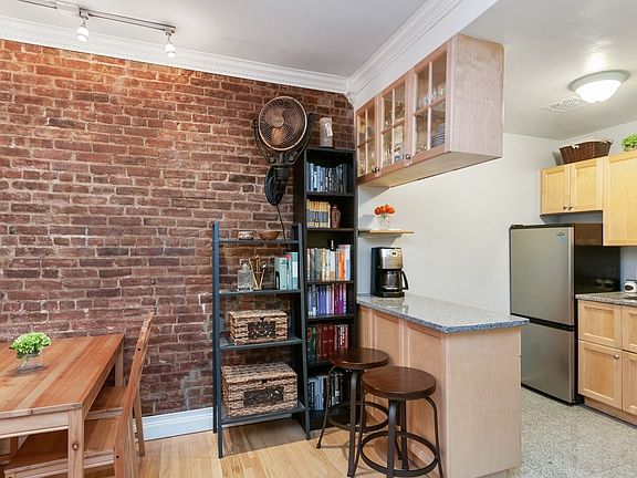 3rd image of 140 W 74th St APT 1C