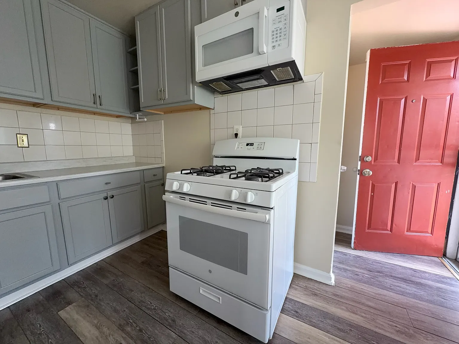3 bed, 888 sqft, $2,400 — Photo 2