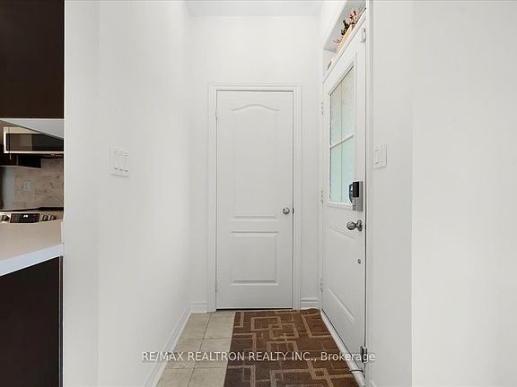 4th image of 8 Eaton Park Ln #17