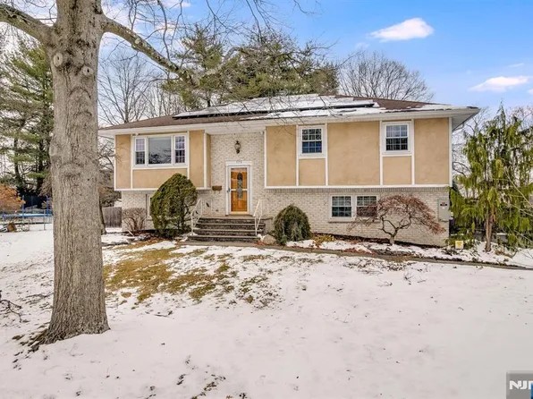 779 Decker Pl, Paramus, NJ 07652