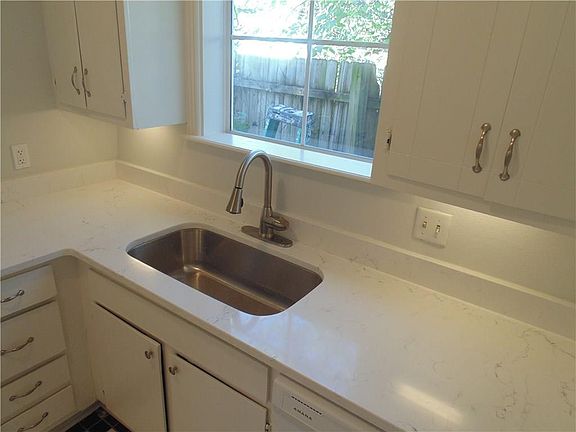 4th image of 4507 Worth St