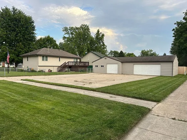 304 12th Ave NW, Altoona, IA 50009