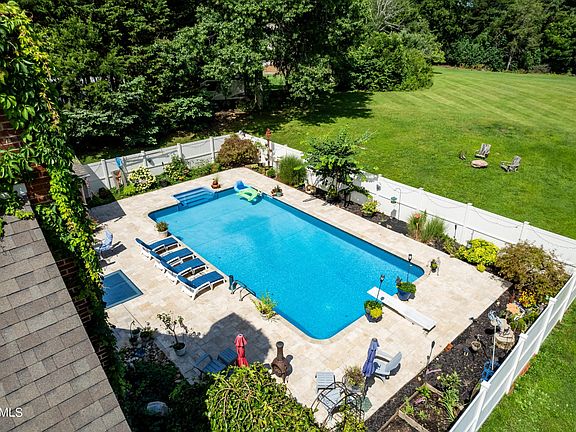 4th image of 1105 Turnberry Ln