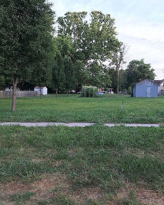 2nd image of 109 W Clay St