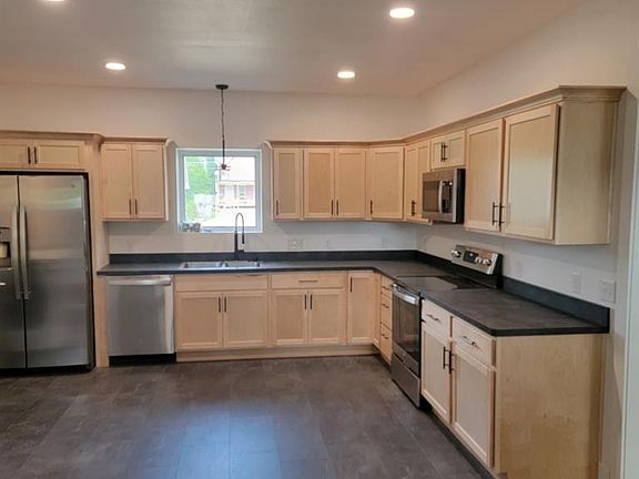 5th image of 2421 Franklin Ave
