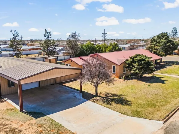 917 16th St, Seagraves, TX 79359
