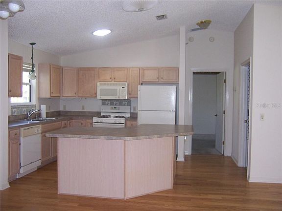 4th image of 3271 Thorncrest Dr