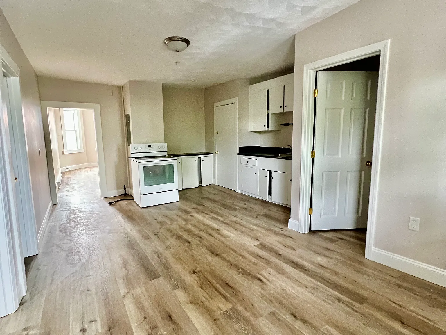 3 bed, 1100 sqft, $1,850 — Photo 2