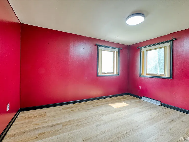 10401 Degrand St — Photo 17