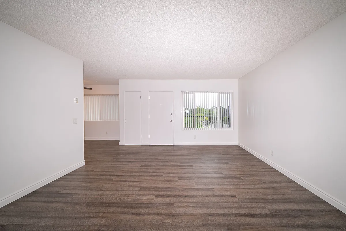 Building Photo - 1050 Meadowlake Dr #13