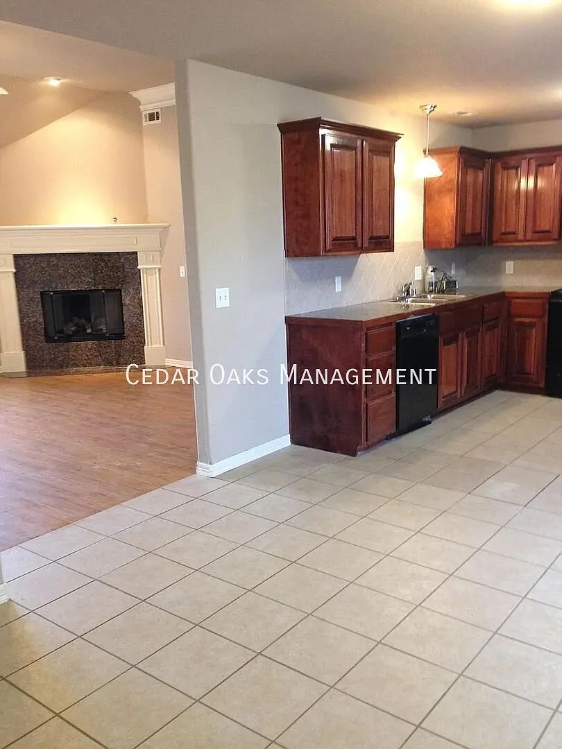 3 Bed + 2 Ba + 2 Car Garage + Incredible Location! — Photo 3