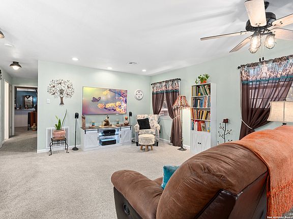 3rd image of 652 Tamarack