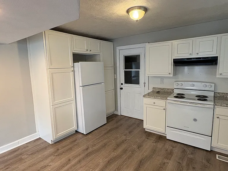 2604 E Riverside Dr — Photo 5