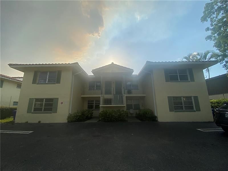 1st image of 3890 Woodside Dr APT A